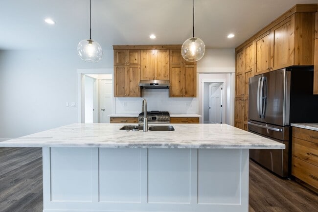 Building Photo - HOLY MOLY CHECK OUT THIS BEAUTIFUL 3 BED 2...