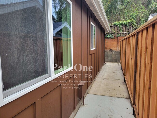 Building Photo - 1012 Merrithew Dr