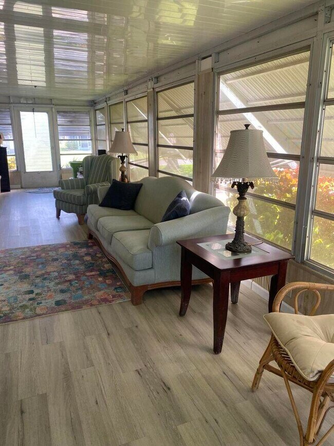 Building Photo - 17 Madrid Ln