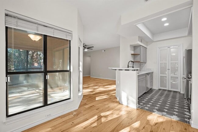 Building Photo - 4711 Spicewood Springs Rd