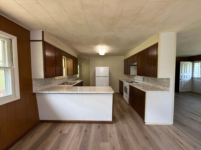 Building Photo - Three Bedroom Bellefonte Ranch