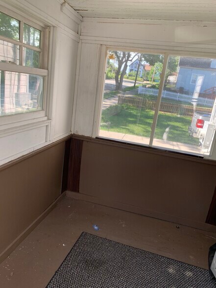 Lower Unit Sunroom - 1229 Terrace Ave