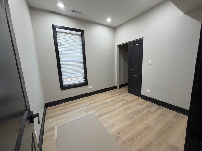 Building Photo - 5252 W Berteau Ave