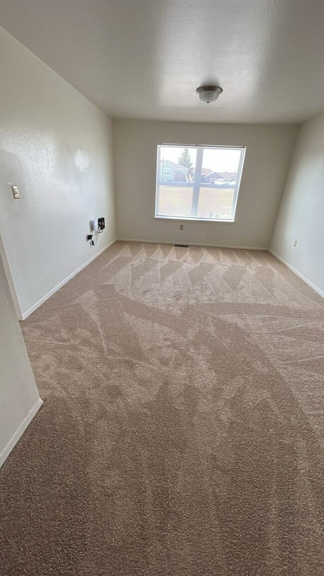 Building Photo - 405 Mickelson Ct