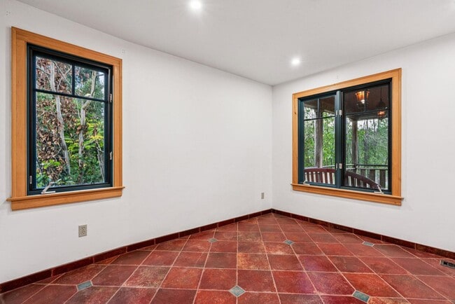 Building Photo - 385 Moraga Ave