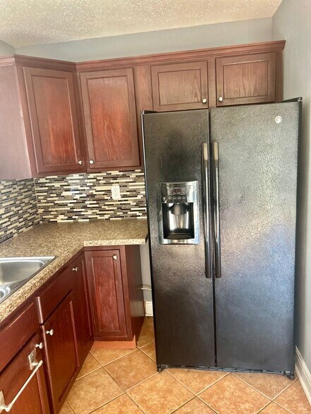 Building Photo - 856 Creekway Ct