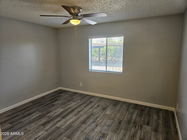 Building Photo - 3818 E Earll Dr