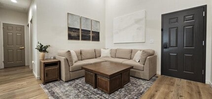 Building Photo - 731 W 6th S St