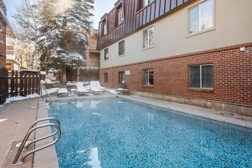 Building Photo - 940 Waters Ave