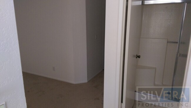 Building Photo - Captivating 3 bed 2 bath home in South Santa Maria.