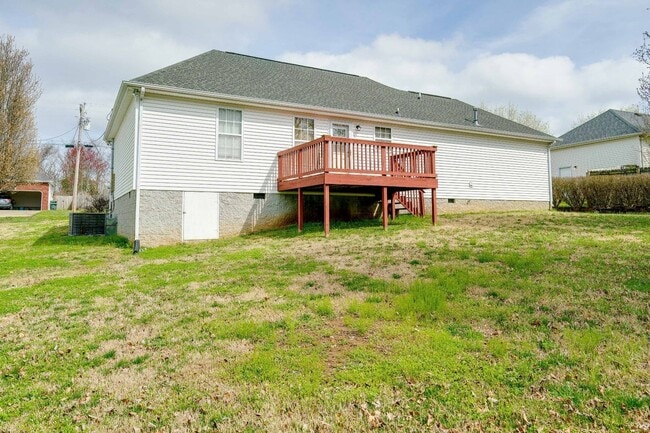 Building Photo - 3 Bedroom 2 Bathroom Home w/ Garage on One Level