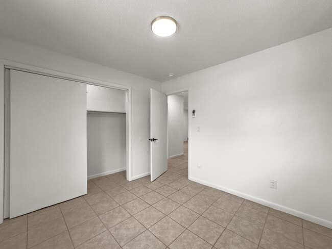 Building Photo - 403 NE 26th Ct