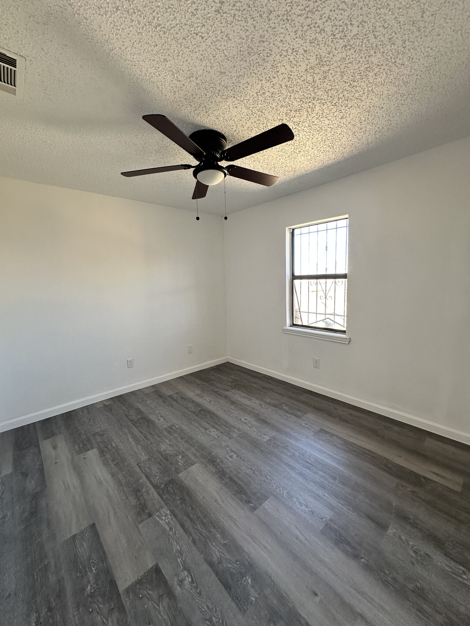 Building Photo - 302 E 18th St