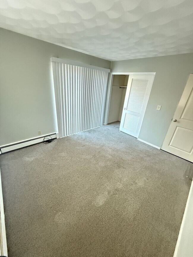 Building Photo - Beverly Manor 946