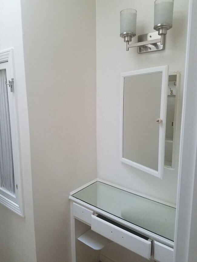 Building Photo - 3 Bedroom / 2 Bath House in West Portal!