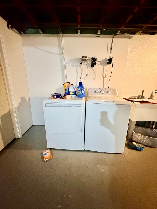 Building Photo - 6518 N Camac St