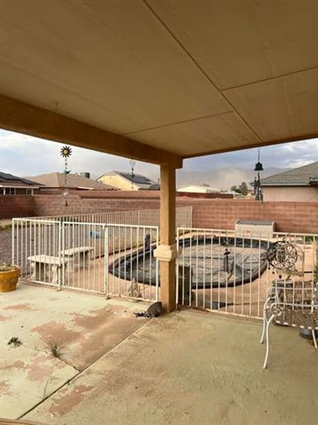 Building Photo - Lovely 3 Bedroom 2 bathroom home with pool