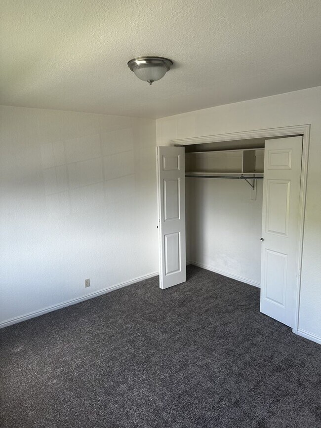 Building Photo - 2 bedroom, 1 bath apartment available in North Orem