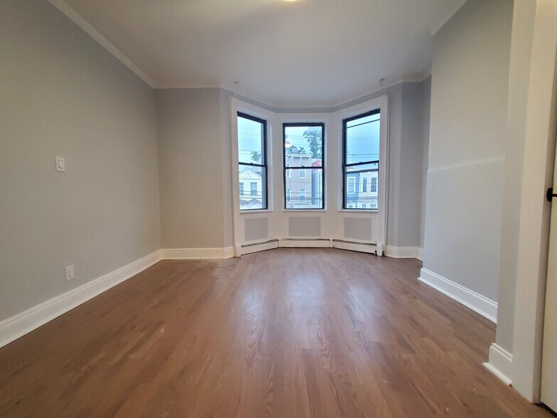 484 Mercer St 2L - 485 Mercer St