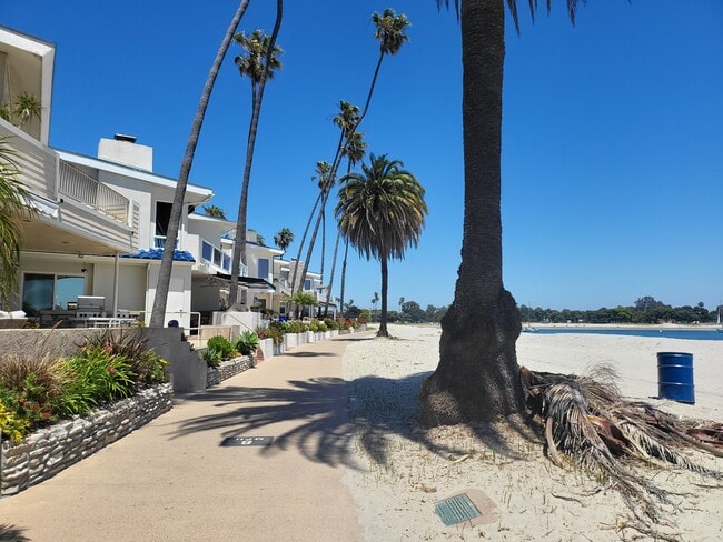 Building Photo - 2950 Bayside Ln