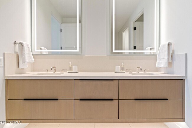 Building Photo - 5000 N Camelback Rdg Dr