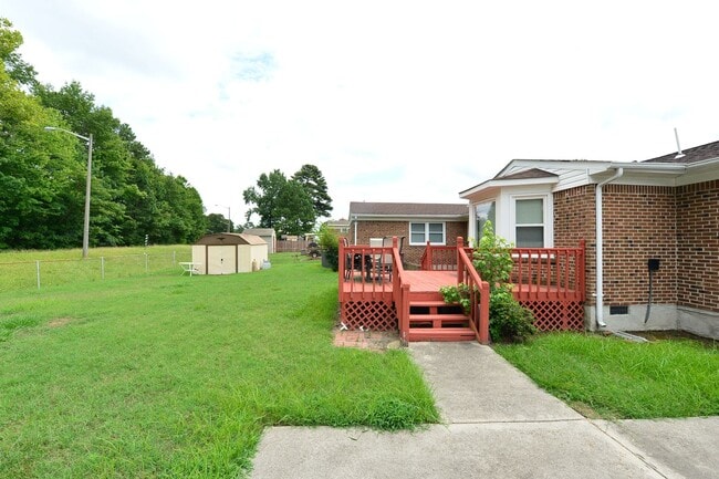 Building Photo - Vintage Brick Ranch!