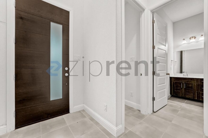 Building Photo - Unit