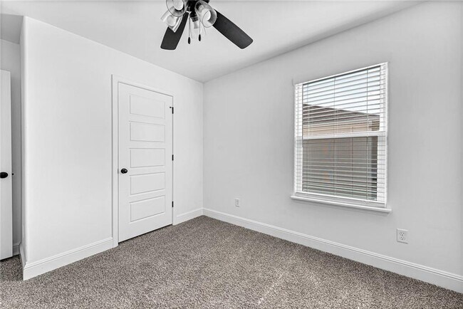 Building Photo - 2090 Wildflower Dr