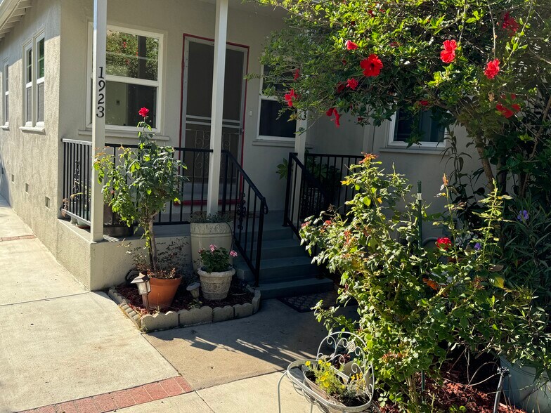 Front - 1923 Talmadge St
