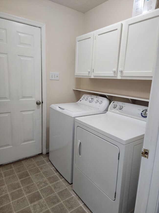 Building Photo - Spacious 3 Bedroom 2.5 Bath Home with Fenced Rear Yard!