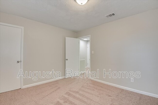 Building Photo - 140 Chalet North CT