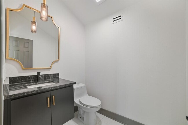 Building Photo - 2700 Marina Shores Dr