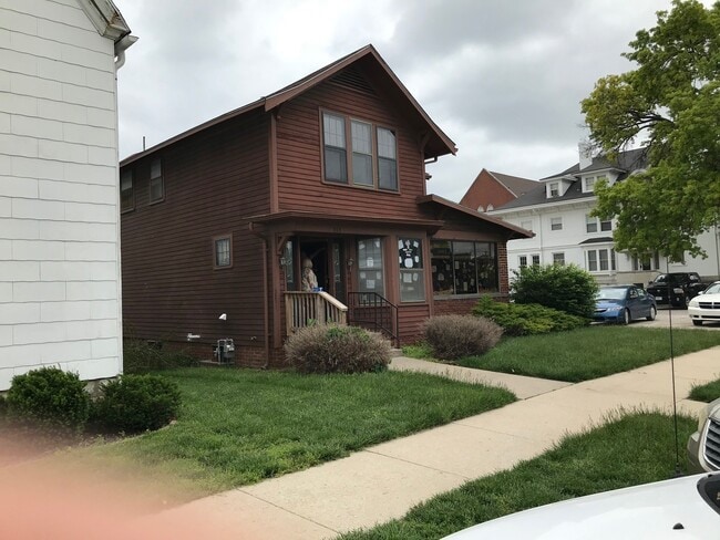 Building Photo - 313 S Hickory St