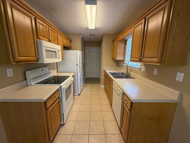 Building Photo - 3/2 Move-in Ready