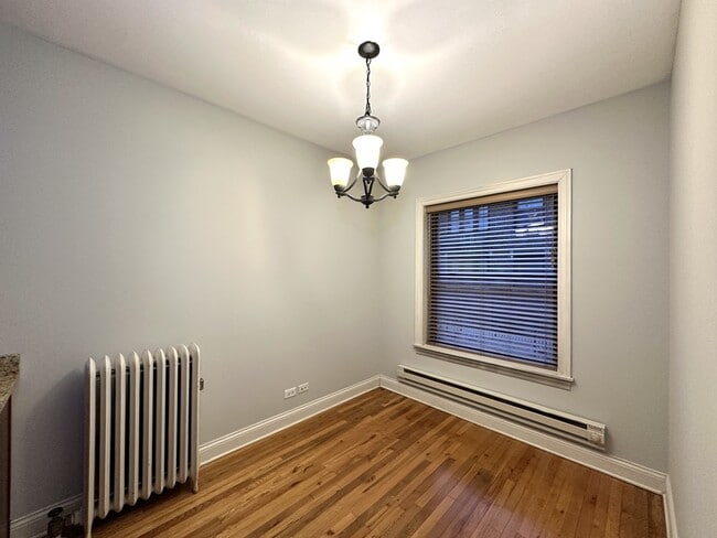 Building Photo - 749 W Addison St