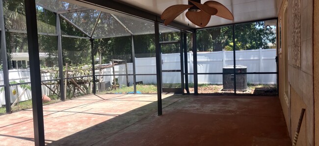 Building Photo - 4 bedroom 2 bath