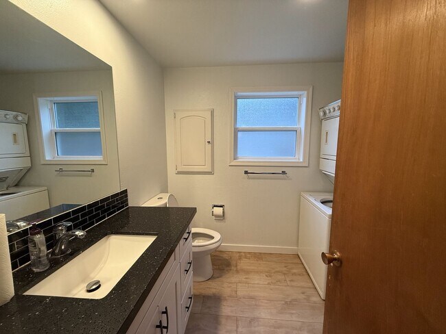 Building Photo - Extremely Spacious 3 bedroom Home Located in Edmonds