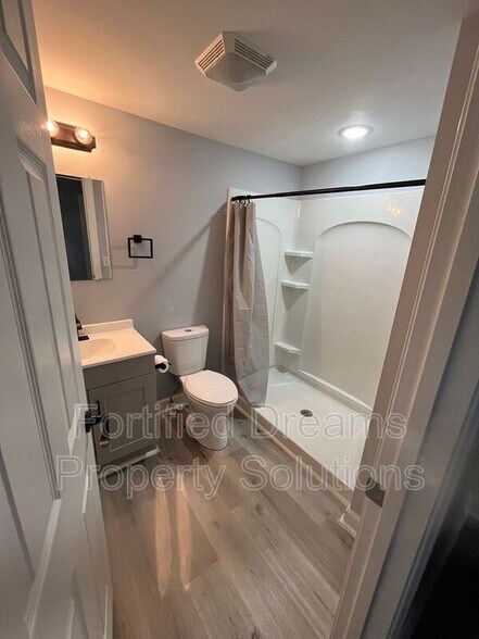 Building Photo - 551 Ridgeway Cir