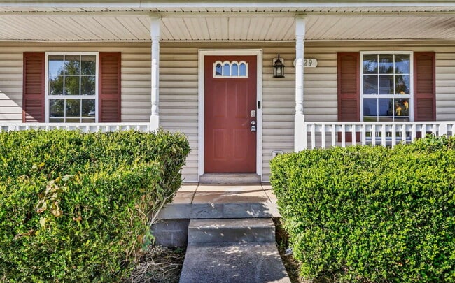 Building Photo - Amazing 3 bedroom 2 bathroom close to Fort...