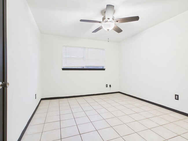 Building Photo - 619 SW 45th St