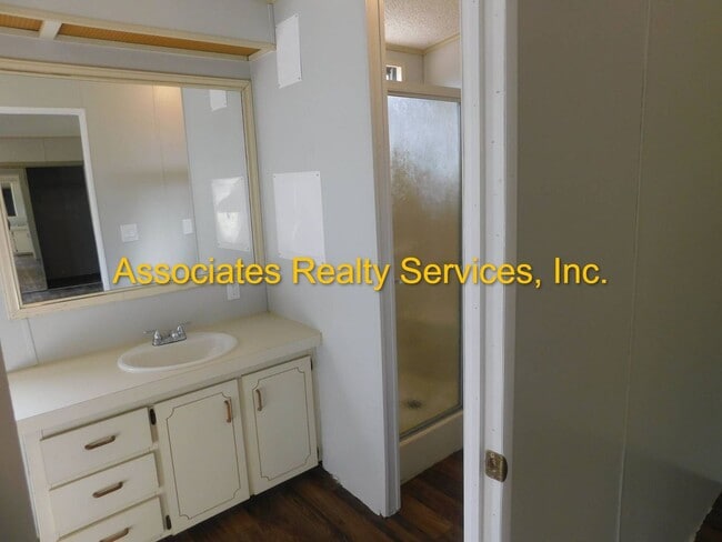 Building Photo - Secluded home in the country!