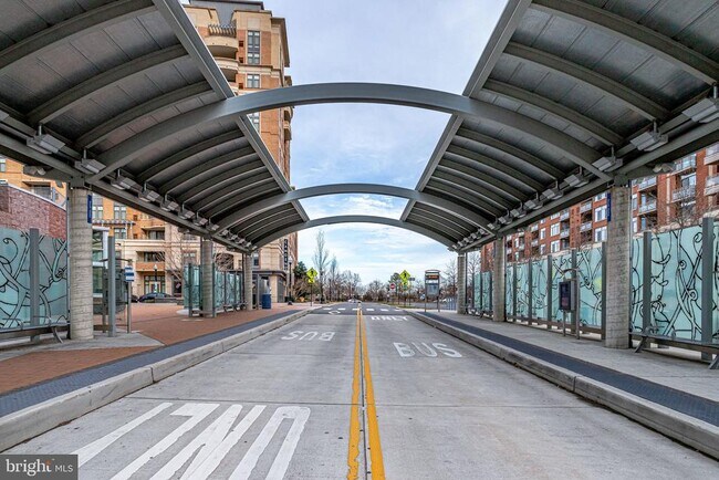 Building Photo - 3650 S Glebe Rd