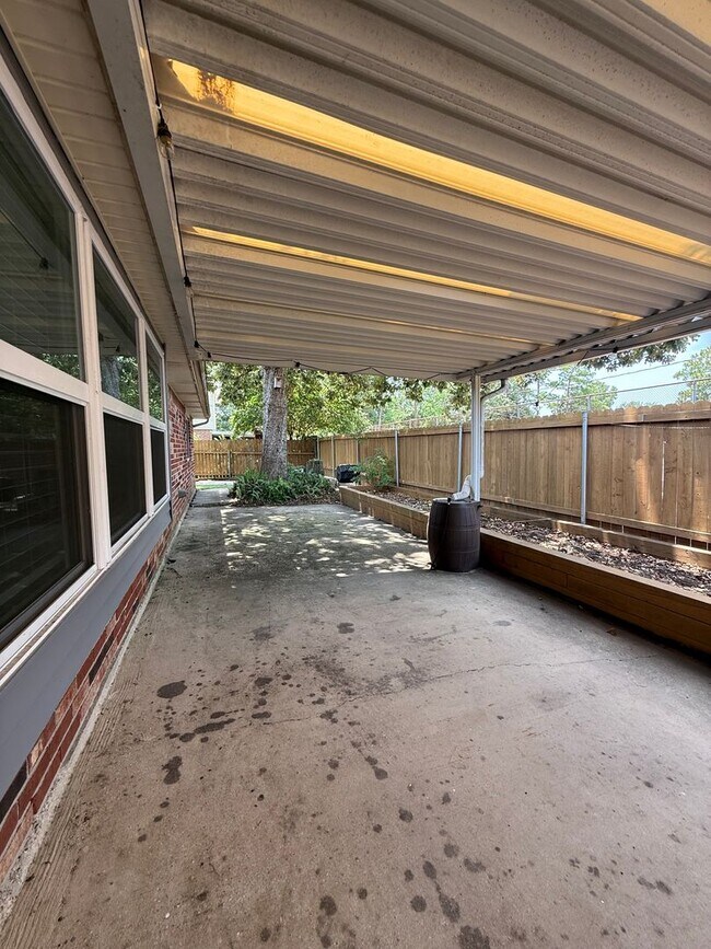 Building Photo - 200 Tallwood Dr