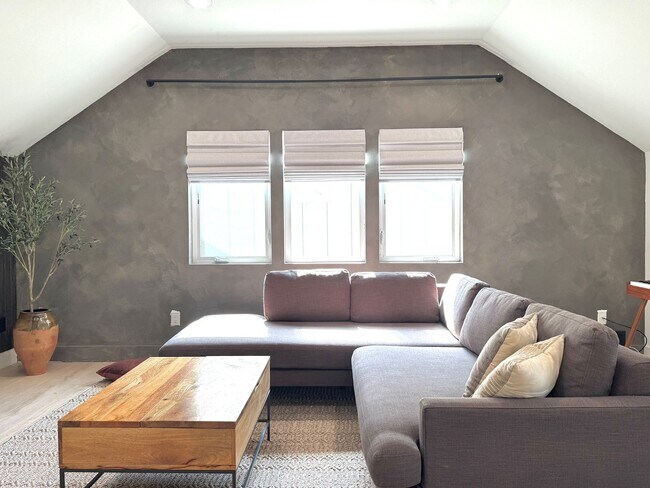 Building Photo - Newly Professionally Designed Home Westsid...