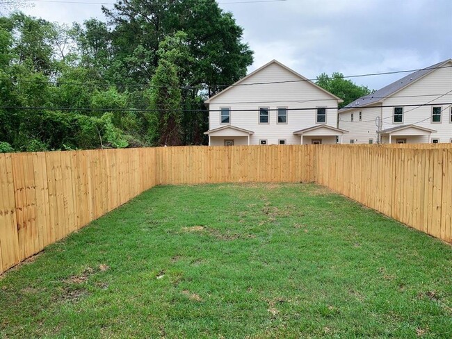 Building Photo - Charming 2 Story Duplex!