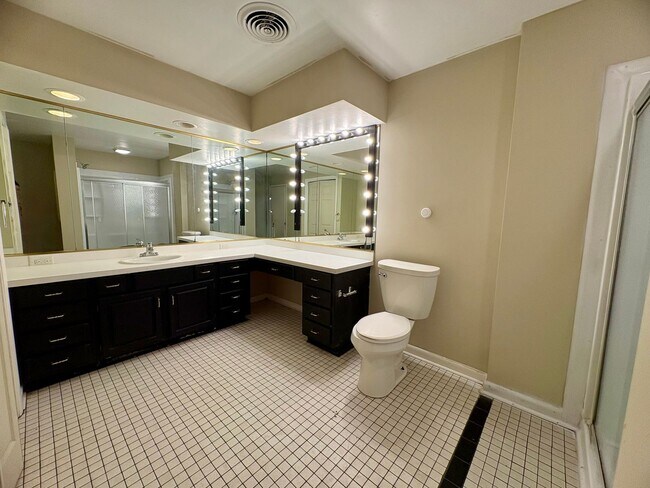 Building Photo - 1325 W Poplar St