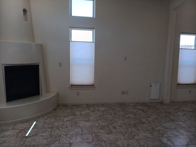 Building Photo - Stunning 4 bedroom, 3.5 bathroom home! Sho...