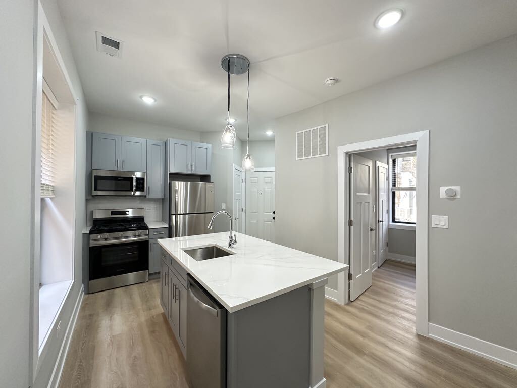 Building Photo - 452 W Belden Ave