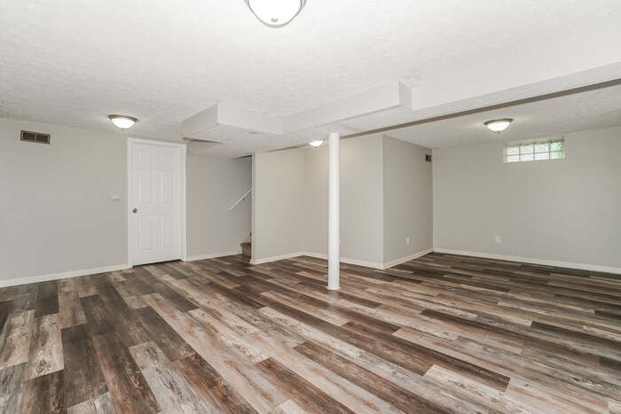 Building Photo - 790 E 258th St