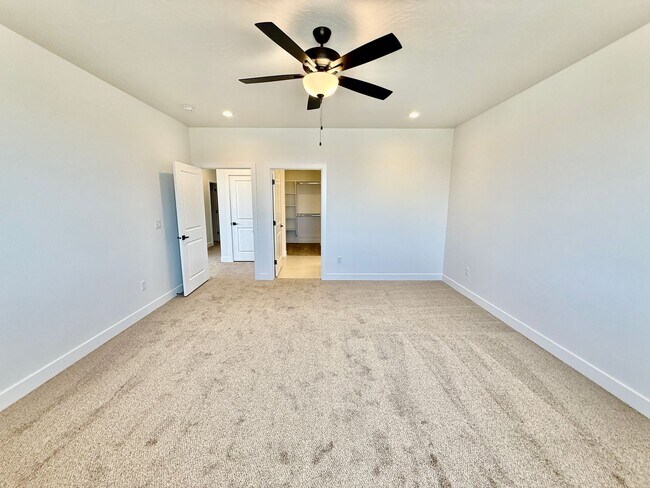 Building Photo - BRAND NEW Four Bedroom Townhome in Desert ...